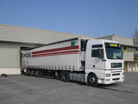 Ensemble routier à quai à Cavaillon