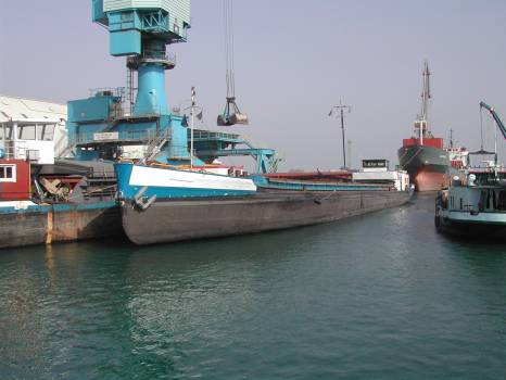 Barge accostée au GPMM