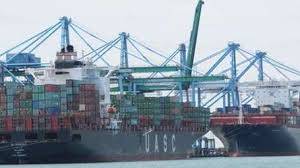 Navire porte-conteneurs à quai au terminal Eurofos