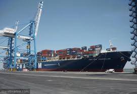 Porte-conteneur en escale à Fos-sur-Mer