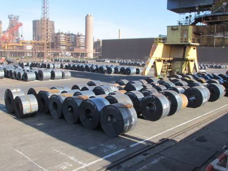 Bobines laminées à chaud sur le quai ArcelorMittal à Fos sur Mer
