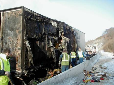 Evaluation des dommages après expertise d'un camion incendié sur l'A9