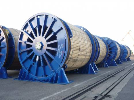 Chargement de tourets à Fos