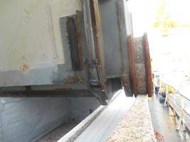 Inspection de panneaux de cales sur un navire de commerce dans les Bouches du Rhone