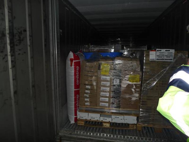 Dépotage et rempotage d'un conteneur contenant des produits laitier à Port Saint Louis dans la société LOGMAT