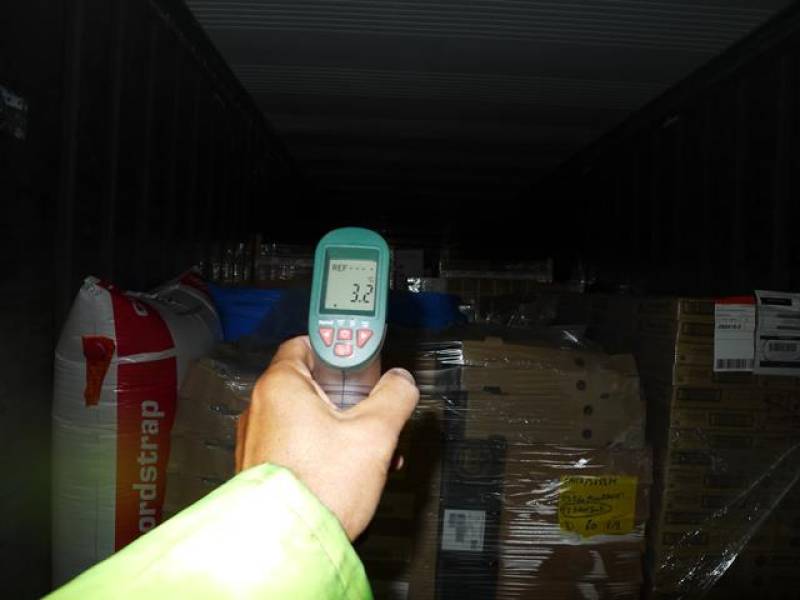 Dépotage et rempotage d'un conteneur contenant des produits laitier à Port Saint Louis dans la société LOGMAT